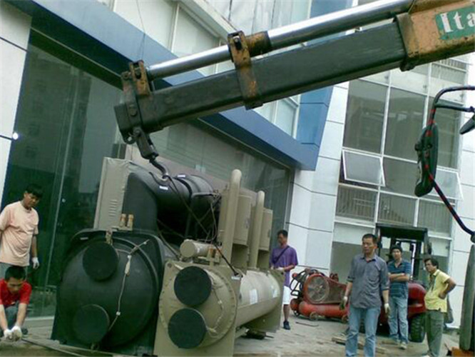 陆良县随车吊和汽车吊的核心区别是什么？哪种更省钱？